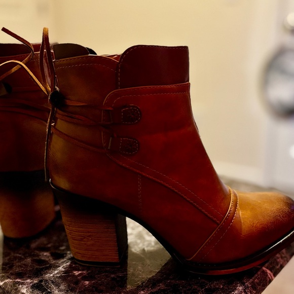 Like new, worn a few hours, size 9 very cute and perfect for fall! - Picture 3 of 3